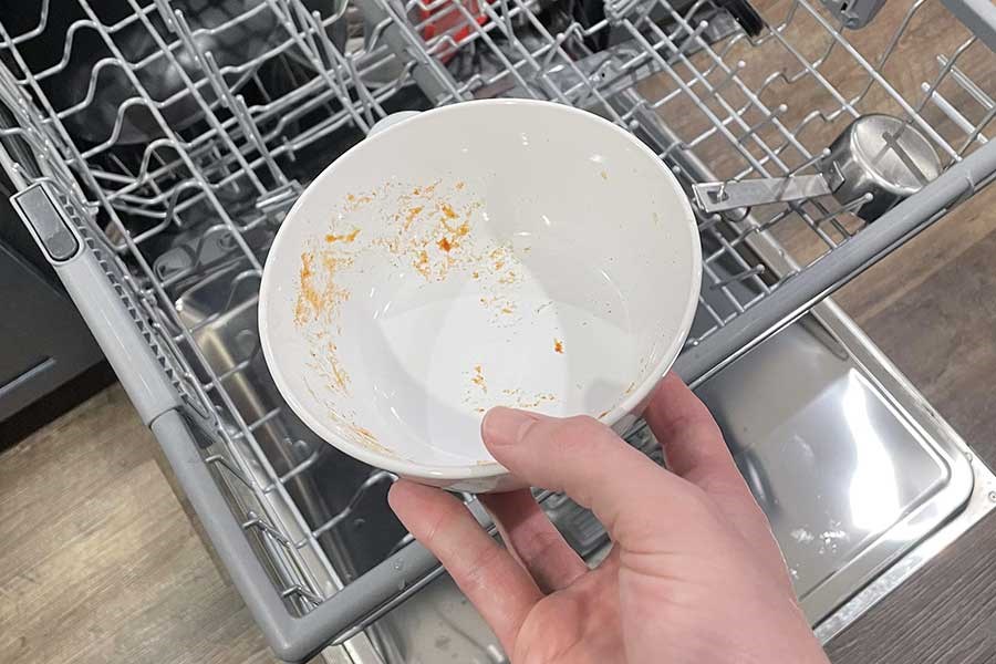 نه به ظرف‌های نشسته! علت تمیز نشستن ظرفشویی چیست؟