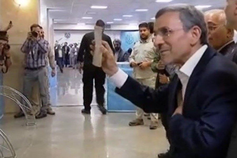 تصویر احمدی‌نژاد در انتخابات ریاست جمهوری ثبت‌نام کرد