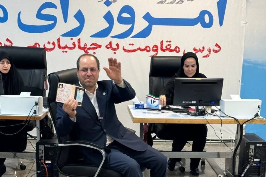 تصویر رئیس دانشگاه تهران در انتخابات ریاست جمهوری ثبت نام کرد