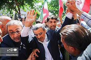 حضور محمود احمدی نژاد در انتخابات ریاست جمهوری