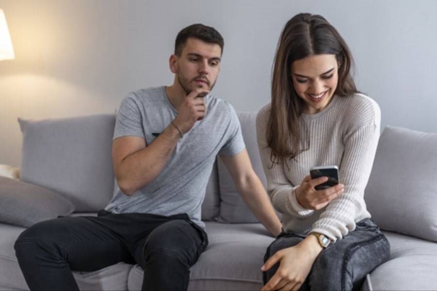 تصویر دلایلی که باعث می شود همسرتان گوشی شما را چک کند