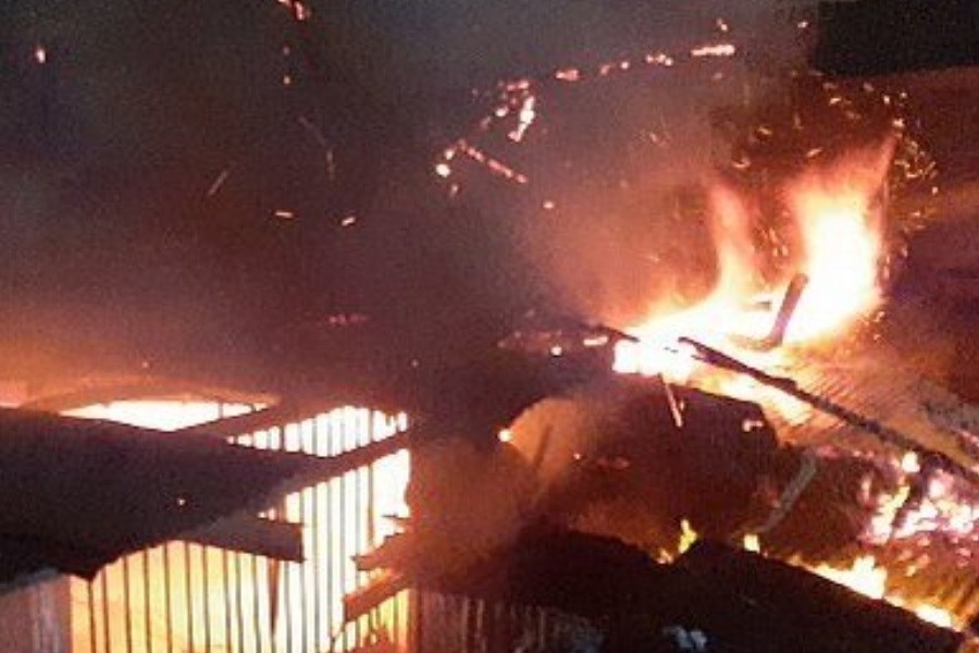 آتش سوزی در نمایشگاه مبل در تهران