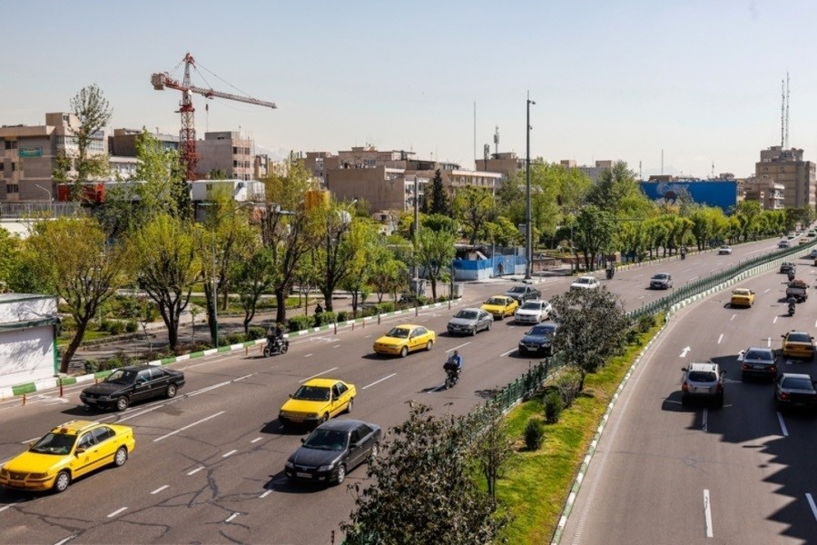 تصویر خلوتی معابر تهران با تغییر در ساعات کاری ادارات