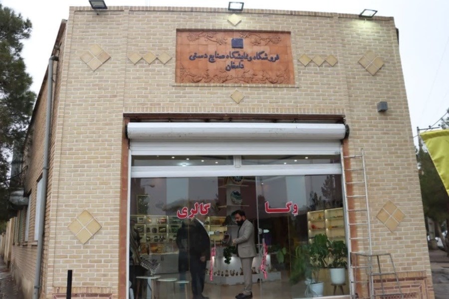 تصویر صدور مجوز فعالیت برای فروشگاه صنایع‌دستی در دامغان