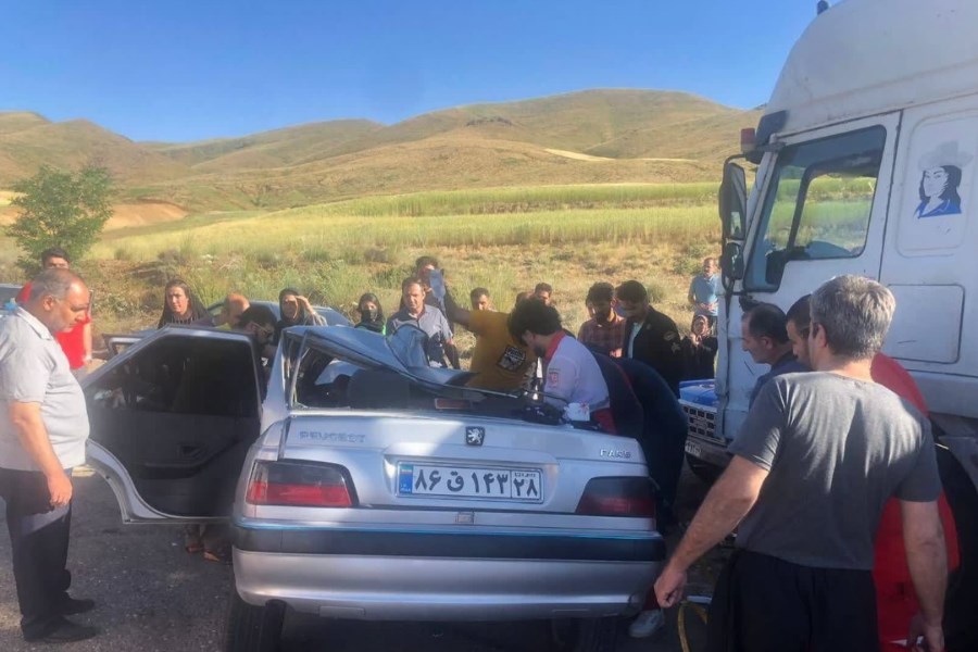 تصویر ۵ کشته و زخمی در برخورد خودرو پژو پارس با تریلی