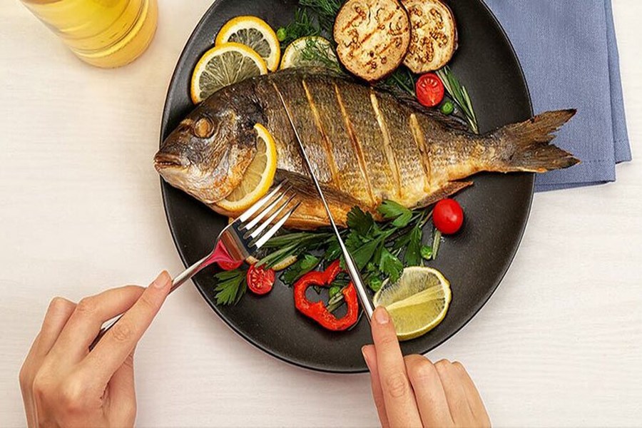 تصویر خوردن ماهی در دوران بارداری؛ بخوریم یا نخوریم؟