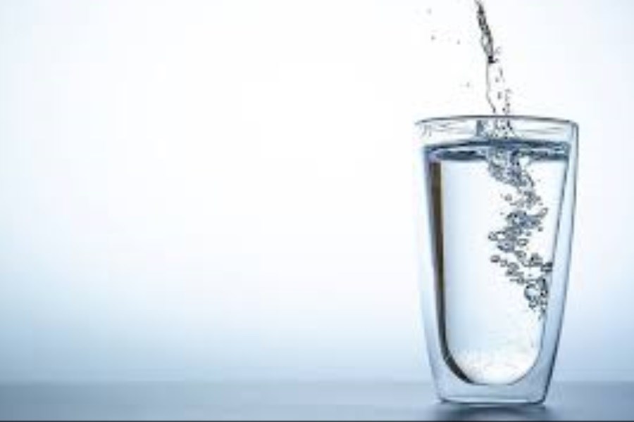 فواید شگفت‌انگیز نوشیدن آب گرم برای بدن