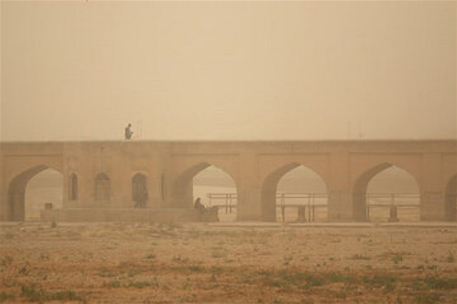تصویر طوفان لحظه‌ای همراه با گرد و خاک آسمان اصفهان را در می‌نوردد