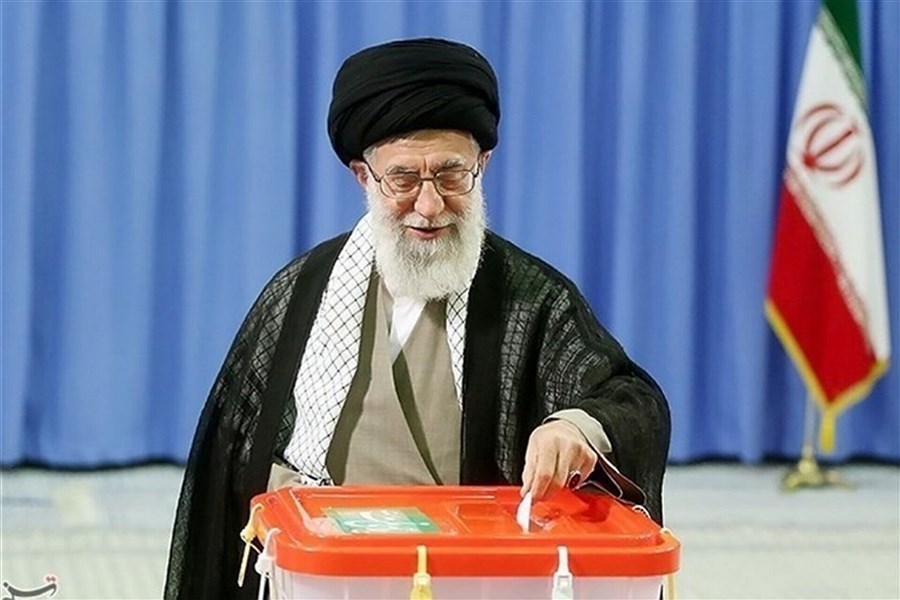 تصویر رهبر انقلاب رای خود را به صندوق ۱۱۰ انداختند