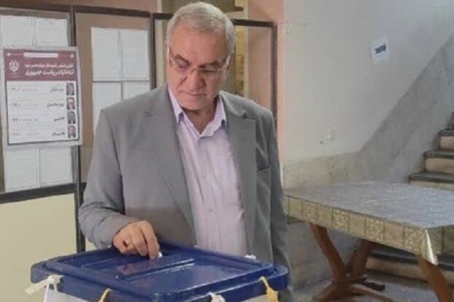 تصویر وزیر بهداشت در انتخابات شرکت کرد