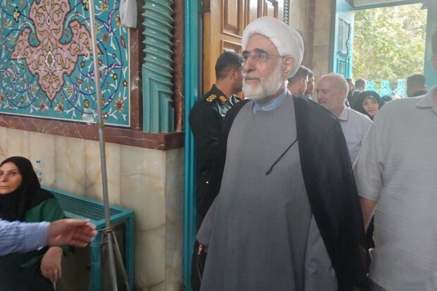 تصویر منتجب نیا در حسینیه ارشاد تهران رای داد