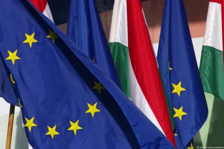 تصویر ریاست مجارستان بر اتحادیه اروپا با شعار ترامپ!