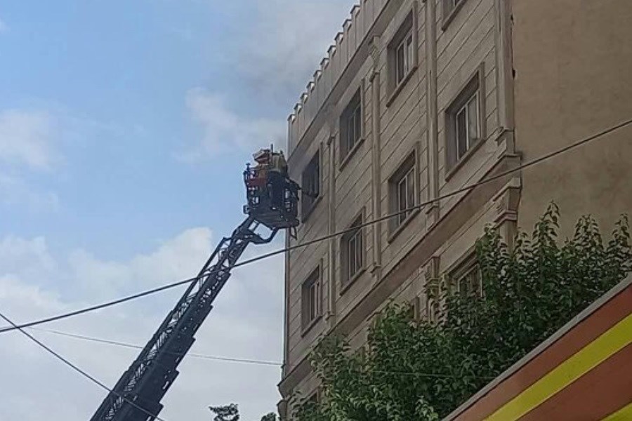 تصویر وقوع آتش‌سوزی در یک ساختمان در تهران
