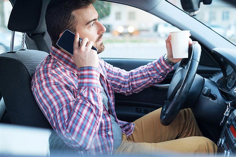 تصویر مکالمه با تلفن همراه هنگام رانندگی نمره منفی دارد