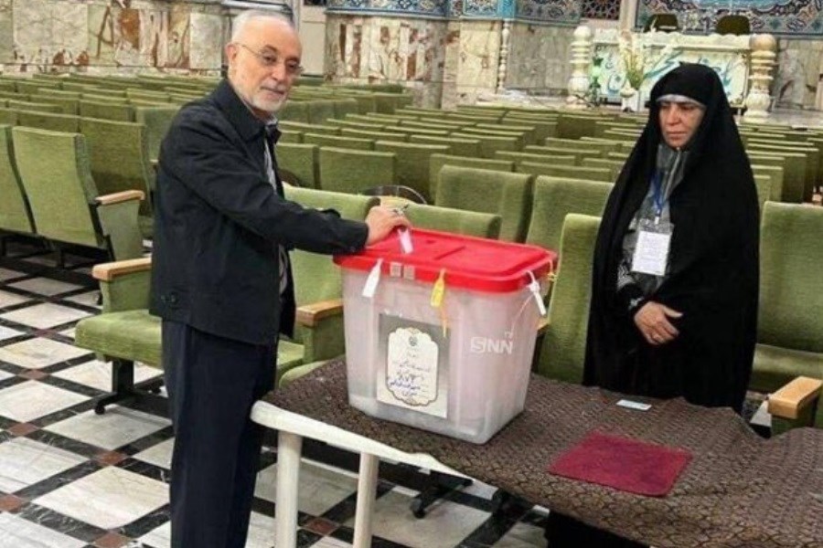 تصویر علی اکبر صالحی رای خود را به صندوق انداخت