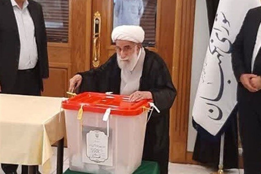 تصویر دبیر شورای نگهبان رای خود را به صندوق انداخت