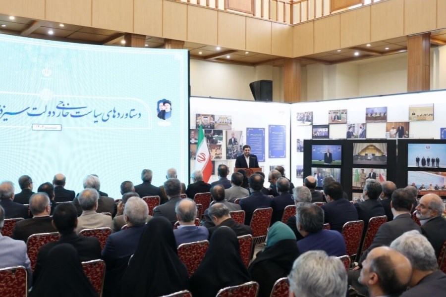 مخبر از نمایشگاه دستاوردهای دولت در حوزه سیاست خارجی بازدید کرد