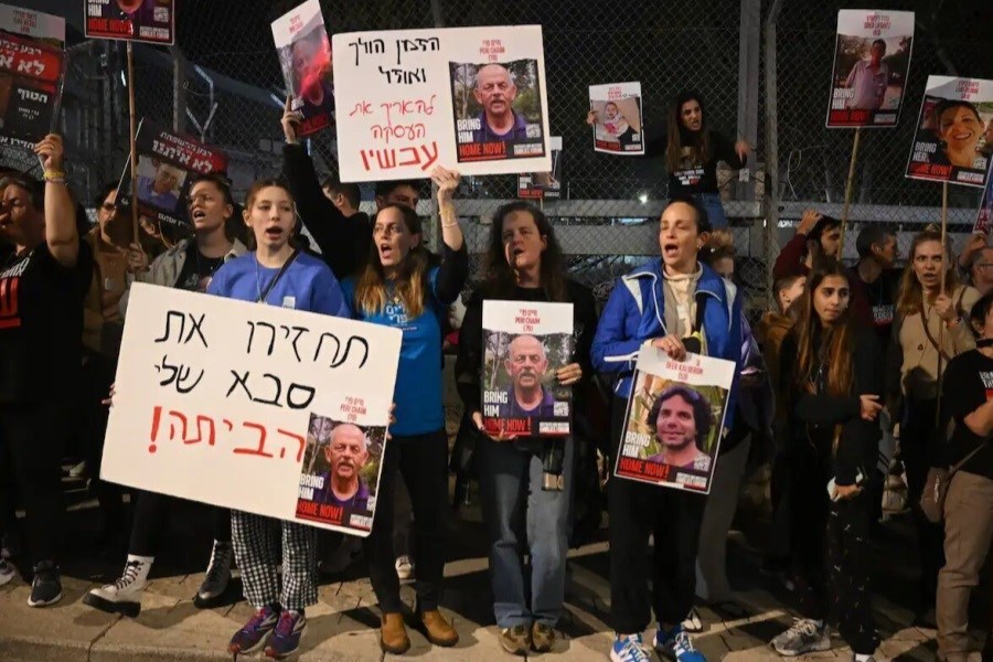 تصویر درخواست خانواده اسرای زن صهیونیست از نتانیاهو