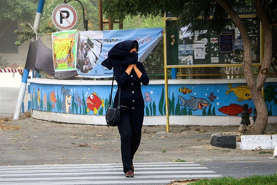 تصویر وزش باد و گاهی رگبار باران و رعد و برق در تهران