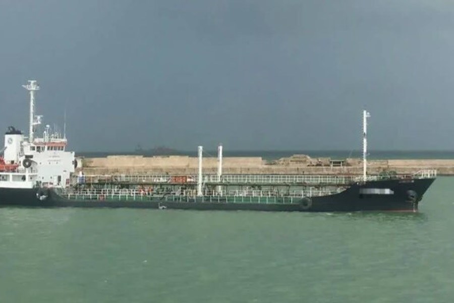 تصویر نفتکش حامل نفت قاچاق در خلیج فارس توقیف شد