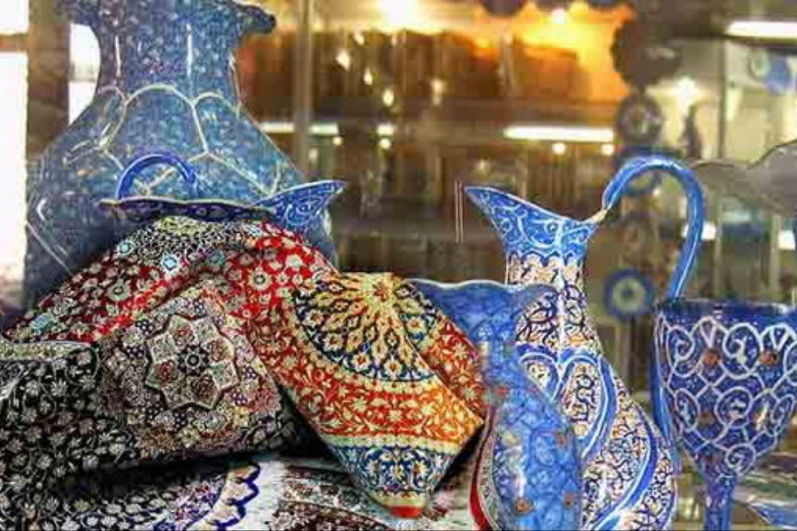 تصویر ۵۵۲ نفر از هنرمندان صنایع‌دستی استان فارس بیمه می‌شوند