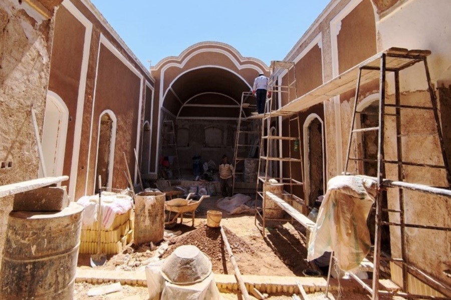تصویر خانه تاریخی فولادی شهر بشرویه در مرحله تکمیل فرآیند مرمت