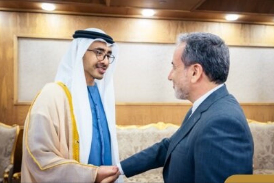 تصویر وزیر خارجه امارات با عراقچی دیدار کرد