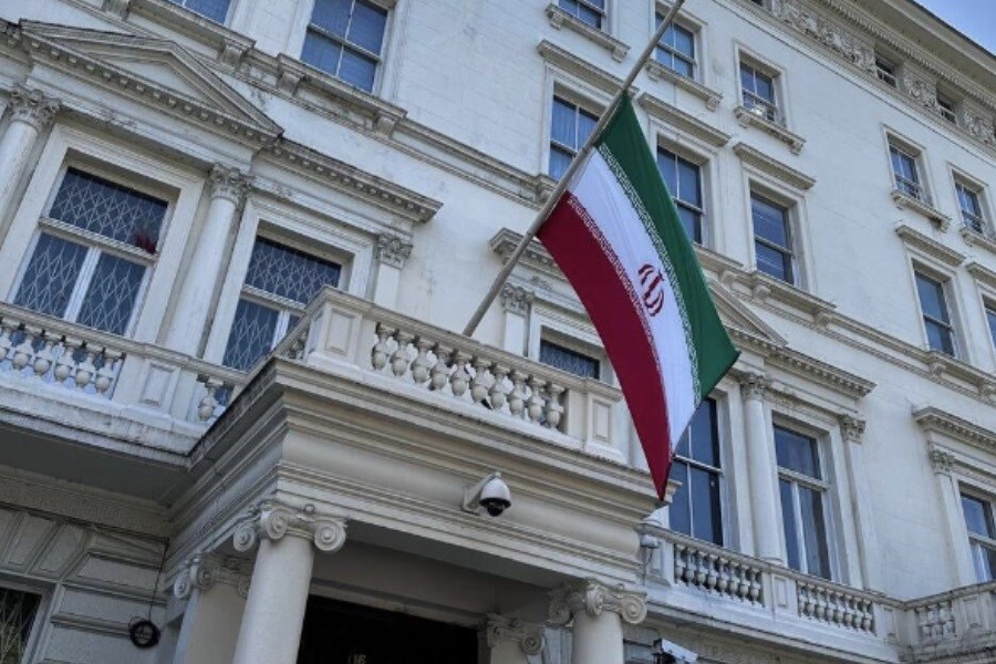 تصویر پرچم ایران در نمایندگی‌های اروپایی نیمه برافراشته شد