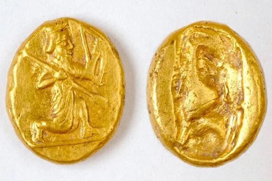 تصویر کشف کوزه‌ای مملو از سکه‌های طلای ایران باستان