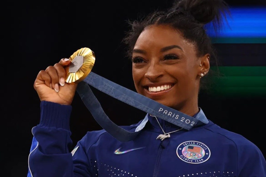 تصویر ژیمناست آمریکا در پاریس سومین مدال طلا را دریافت کرد