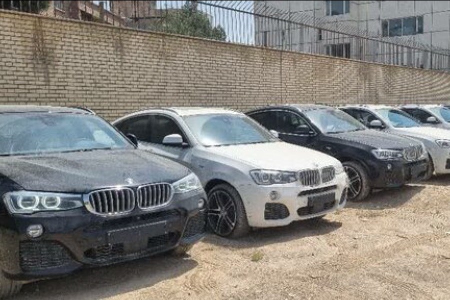 تصویر کشف ۱۴ دستگاه خودروBMW  به ارزش ۲۱۰۰ میلیارد در غرب تهران