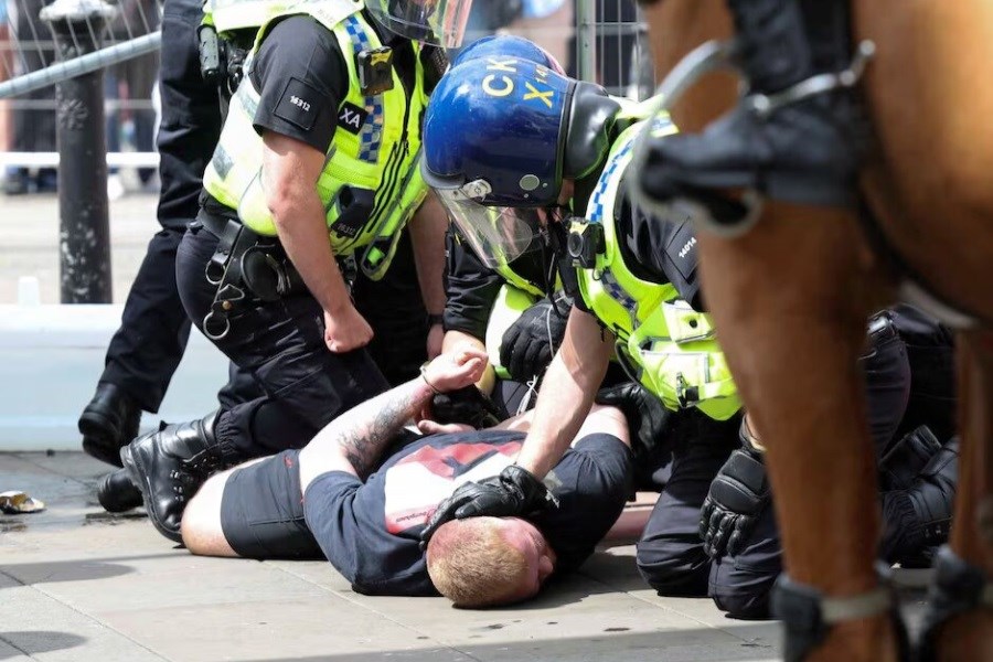 تصویر دستگیری ده‌ها نفر در اعتراضات انگلیس