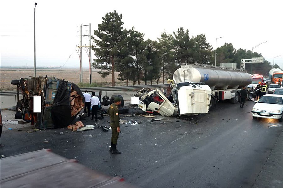 تصویر دونفر فوتی و یک مصدوم در حادثه تصادف در اتوبان شهید اردستانی