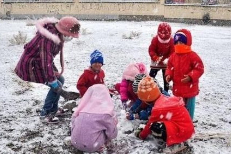 تصویر برخی مدارس آذربایجان شرقی در پی بارش برف تعطیل شد