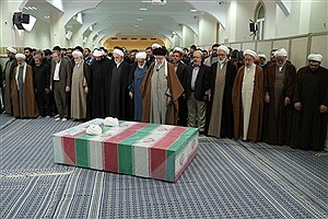 رهبر انقلاب بر پیکر دو قاضی شهید اقامه نماز کرد