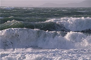 تلاطم دریا بندر مسافری شهید ذاکری قشم را تعطیل کرد