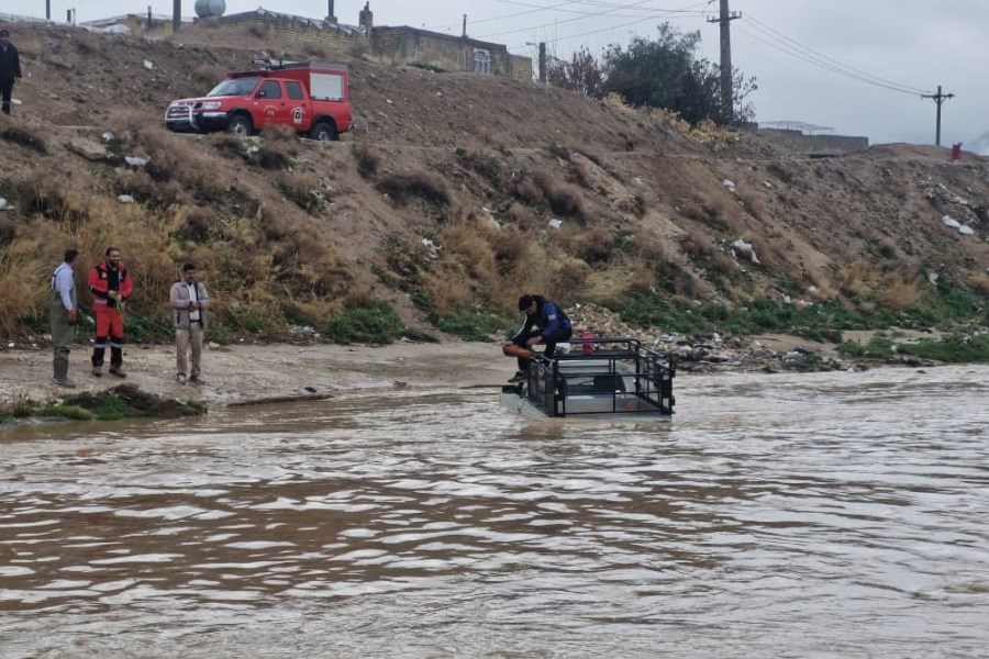 تصویر جوان گرفتار در رودخانه نجات یافت