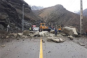 ریزش کوه بخشی از جاده چالوس حادثه آفرید