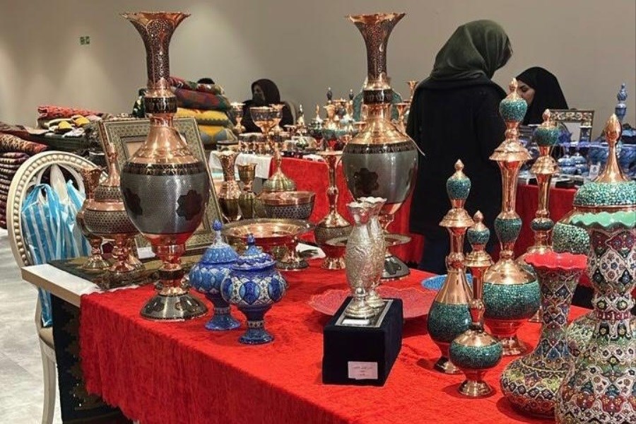 تصویر برگزاری نمایشگاه صنایع‌دستی در سازمان برنامه و بودجه کشور
