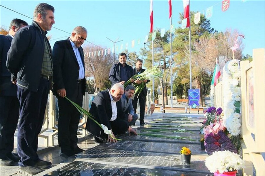 تصویر وزیر نیرو با هدف بررسی مسائل و مشکلات کشاورزان وارد اصفهان شد