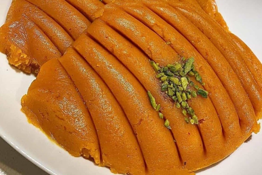 تصویر حلوا زعفرانی خانگی با آرد سفید+ طرز تهیه