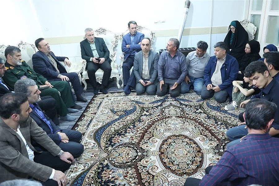 تصویر استاندار این استان به دیدار یکی از مفقودین حادثه بندر شهید رجایی شتافت