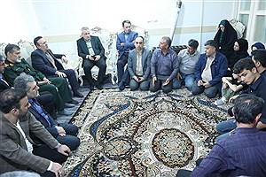 استاندار این استان به دیدار یکی از مفقودین حادثه بندر شهید رجایی شتافت