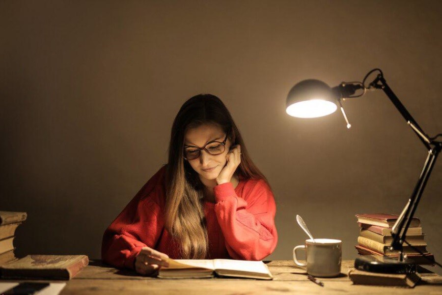 تصویر مطالعه در تاریکی به بینایی آسیب می‌رساند؛ افسانه‌ یا حقیقت علمی؟