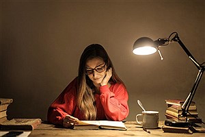 مطالعه در تاریکی به بینایی آسیب می‌رساند؛ افسانه‌ یا حقیقت علمی؟