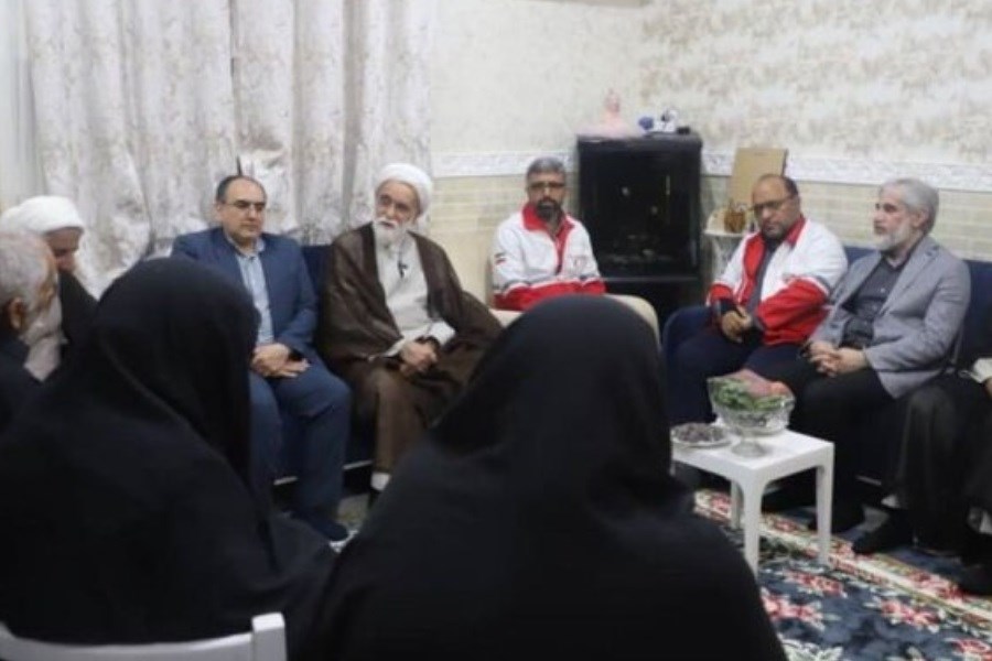 تصویر دیدار نماینده رهبر معظم انقلاب با خانواده‌های داغدیده بندرعباس
