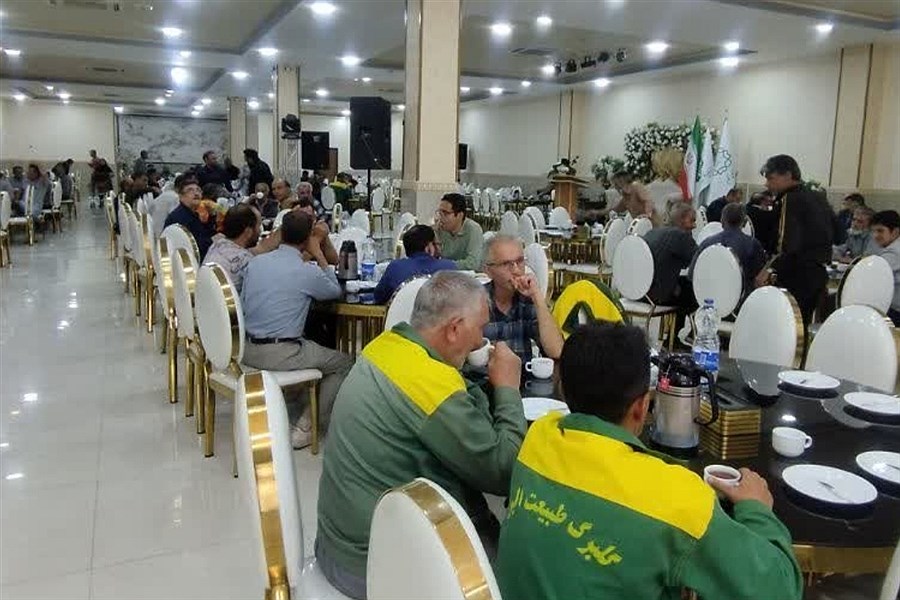 تصویر شهرداری محمدیه در  تقدیر از پاکبانان، سبزبانان و کارگران شهرداری آستین همت بالا زد‌