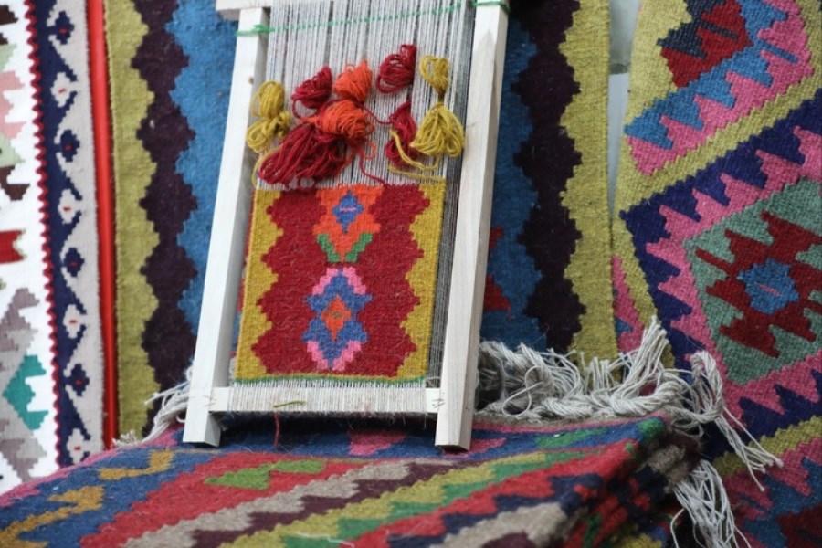 تصویر تندیس نماد شهر ملی گلیم عنبران نمین رونمایی می‌شود