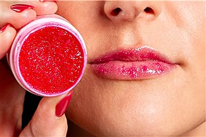 ۷ اسکراب لب خانگی برای داشتن لب‌های نرم