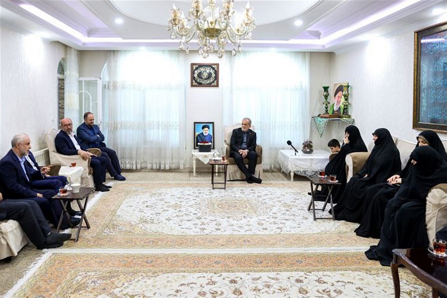 تصویر دیدار رئیس‌جمهور پزشکیان با خانواده شهدای خدمت
